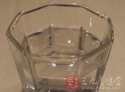 痛風(fēng)患者應(yīng)大量飲水，以利尿液稀釋和尿酸排泄