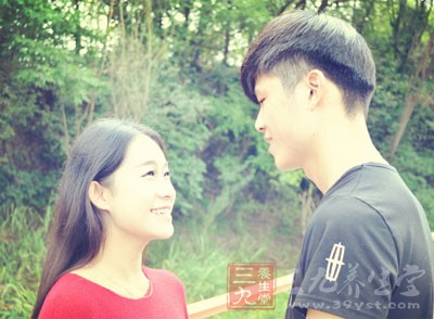 而下巴尖尖的男人，做事挑剔自私