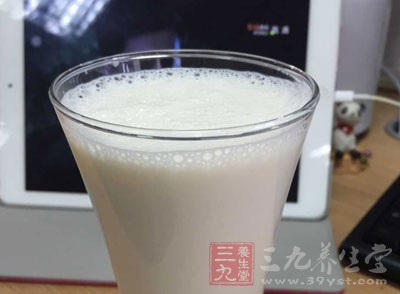 牛奶及乳制品中含有丰富的钙质，有益于乳腺保健