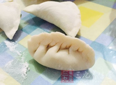 乞巧活动以后，她们聚在一起吃水饺