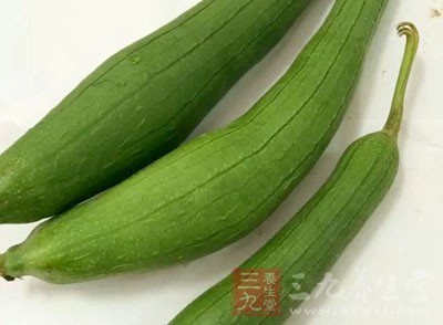 先準(zhǔn)備好絲瓜、粳米、蝦米等食材