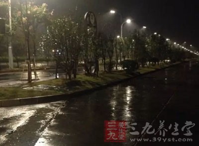 氣候變數(shù)較大，雨前氣溫偏熱，雨后氣溫偏涼