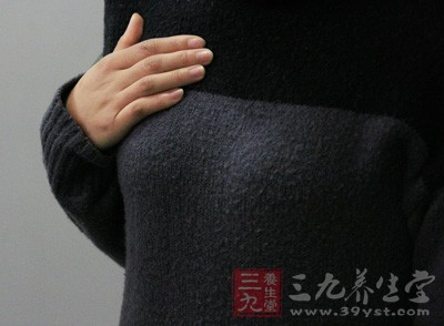 用手掌隔着热毛巾轻柔地按摩乳房周围 用手掌隔着热毛巾轻柔地按摩乳房周围