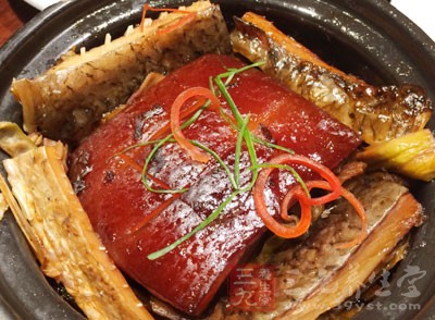 肥肉和動(dòng)物內(nèi)臟類食物雖然含有一定量的優(yōu)質(zhì)蛋白質(zhì)、維生素和礦物質(zhì)