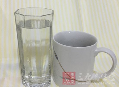 因此吃了咸的食物后應(yīng)該立即補水，尤其不要以飲料代替