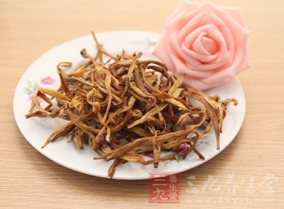 我們在食用黃花菜之前，一定要先把黃花菜經(jīng)過仔細(xì)的處理