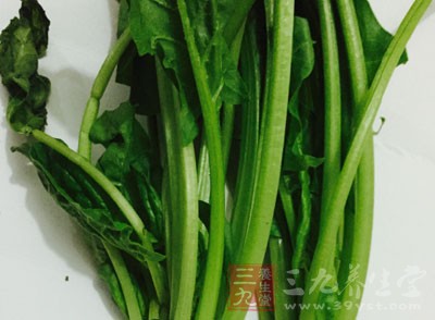 建议：此时期的女性朋友应多补充含铁质丰富的蔬菜水果，如菠菜、苹果等