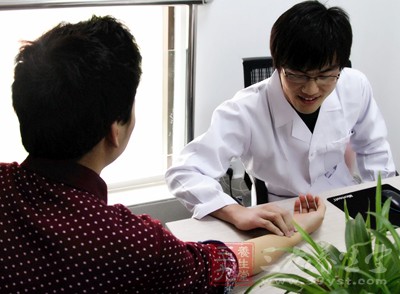 一旦得了急性肠胃炎，应该尽量卧床休息