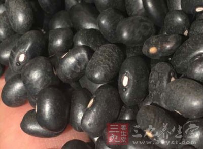 加入黑豆,再煲2小时左右,后加盐调味 加入黑豆,再煲2小时左右,后加盐调味