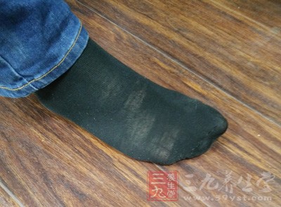脚臭的原因 脚底的细菌太多要靠它去除