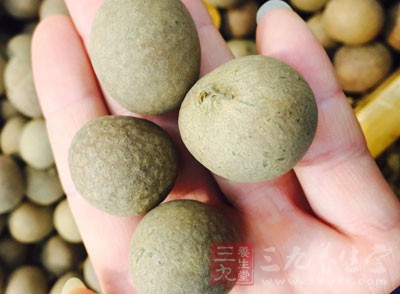 原料：豬排250g，五香粉50g，人參3g，當(dāng)歸、黨參、枸杞子、淮山藥各20g，龍眼肉10枚