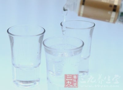 喝酒的时候,酒精要通过肝脏进行分解 喝酒的时候,酒精要通过肝脏进行分解