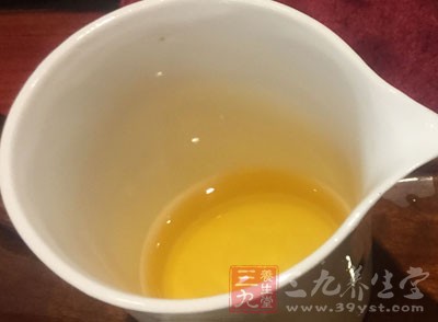 如果表现为怕冷、流鼻涕，再喝凉茶极易加重症状，不利于感冒的治愈