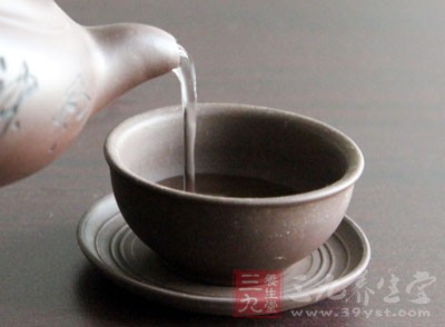 女性月经期处于失血状态，抵抗力降低，此时若喝寒性的凉茶，极易导致气血受寒而凝滞、经血排出不畅