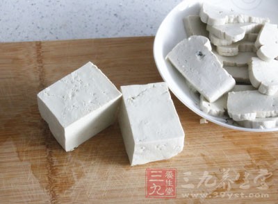 女人适当的吃豆腐可以补充身体内部雌激素