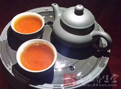 小葫仙一邊喝茶一邊想著