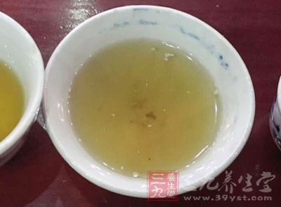 大量飲用茶水會沖淡胃液，影響機體對蛋白質的吸收