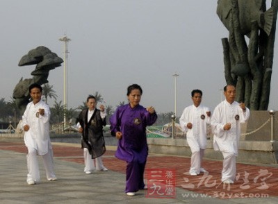 一吸取他人經(jīng)驗(yàn)，多觀摩名師練拳;二善于辨析自己拳架的錯(cuò)對(duì)