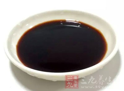 因?yàn)榇着c食物中的鈣能產(chǎn)生化學(xué)反應(yīng)，生成既溶于水又容易被人體吸收的醋酸鈣