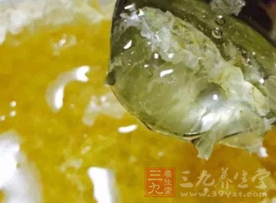 將適量的酸奶與蜂蜜混合攪拌均勻后,即可涂在臉部肌膚上