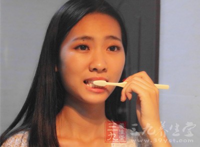 牙缝黑 女人这条缝越黑男人越不喜欢