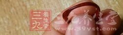 兩頭同細(xì)線系在腰間，成了所謂的衛(wèi)生帶