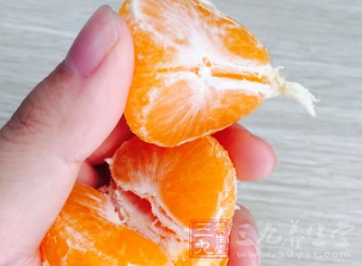 还应注意多吃蔬菜、水果,忌吃辛辣食物 还应注意多吃蔬菜、水果,忌吃辛辣食物