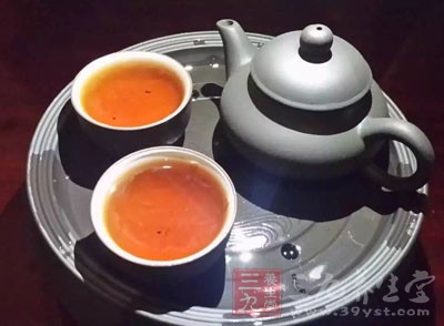 茶叶中含有茶碱,有升高体温的作用 茶叶中含有茶碱,有升高体温的作用
