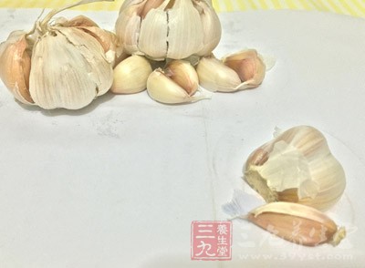 通常情況下會(huì)在感冒和預(yù)防感冒時(shí)吃一些大蒜