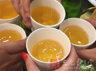 養(yǎng)成酗酒惡習(xí)，往往會造成尿酸升高