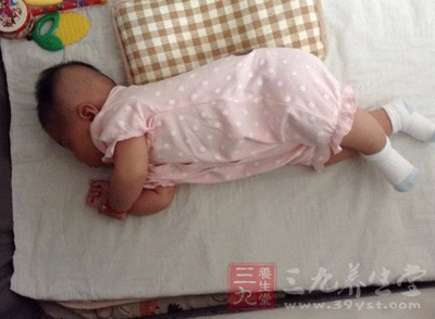 妈妈可以用手指尖轻轻抓抓宝宝小嘴