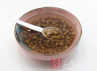 中醫(yī)認(rèn)為，綠豆味甘、性涼