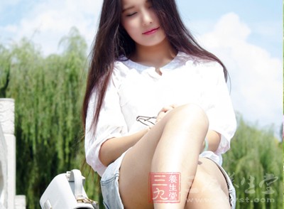 女人坐时双腿要合拢,并得越紧