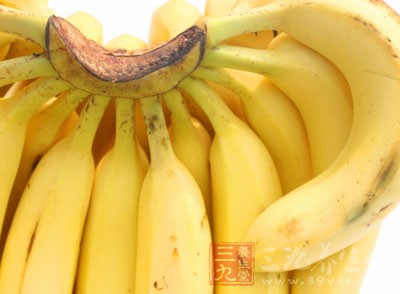 然后在锅里放橄榄油烧热,码入香蕉片,煎至两面焦黄后取出 然后在锅里放橄榄油烧热,码入香蕉片,煎至两面焦黄后取出