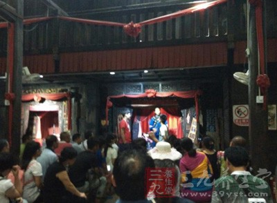 正好迎面走来一支迎亲队伍 正好迎面走来一支迎亲队伍