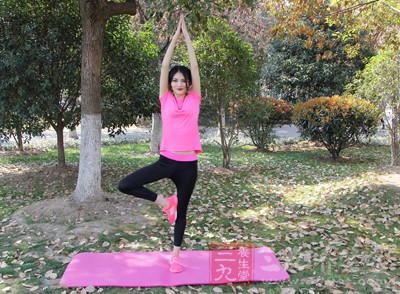 我们要拉伸胸肌和背阔肌与小臂等部位的肌肉