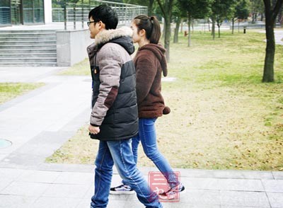 停下来，装作惊讶的样子，热情地叫住对方