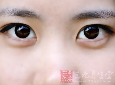 瞳孔是清澈透明的