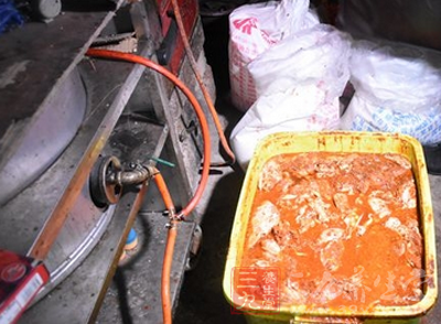 记者直击网络订餐黑作坊 看后你还敢吃吗