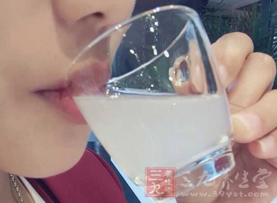 所以還是少喝碳酸飲料，而是應(yīng)該多喝白開(kāi)水或者湯類