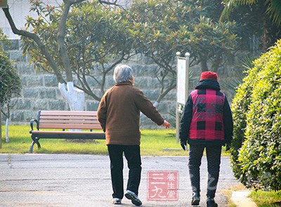 生冷食物多性寒，吃多了会影响脾胃消化吸收