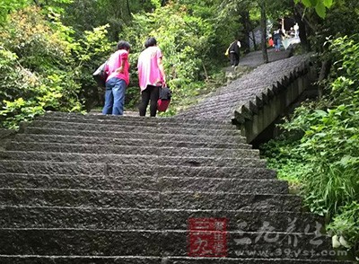 天氣炎熱的時(shí)候爬山，體力消耗大概增加20%-30%