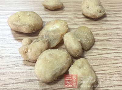 這些食物主要有魚，蝦，蟹，蛋，牛奶，蠶豆