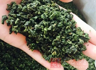 因?yàn)椴枞~中含有大量鞣酸，鞣酸與蛋白質(zhì)合成具有收斂功能的鞣酸蛋白質(zhì)