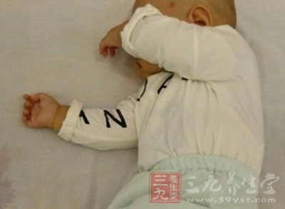 宝宝能不能躺着吃奶 母乳喂养的正确姿势