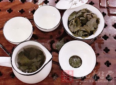 隔夜茶還有特強(qiáng)的除腥氣和除油膩的功效