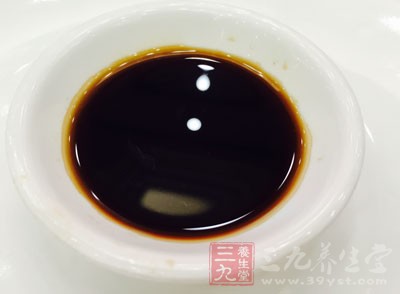 和醋煎熬成膏。涂敷患處，數(shù)次便愈