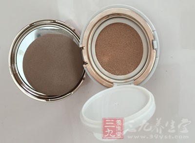 过于活性，会使血液循环加速的化妆品也会刺激皮肤造成伤害