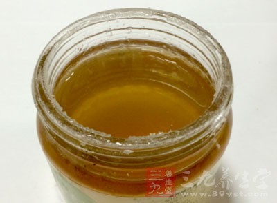 蜂蜜就可以有效避免花粉过敏,对气喘、瘙痒、咳嗽以及干眼等过敏症状也有预防作用 蜂蜜就可以有效避免花粉过敏,对气喘、瘙痒、咳嗽以及干眼等过敏症状也有预防作用