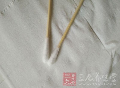 要找到里面的白色濃粒，后用棉簽沾點(diǎn)酒精在傷口處消毒